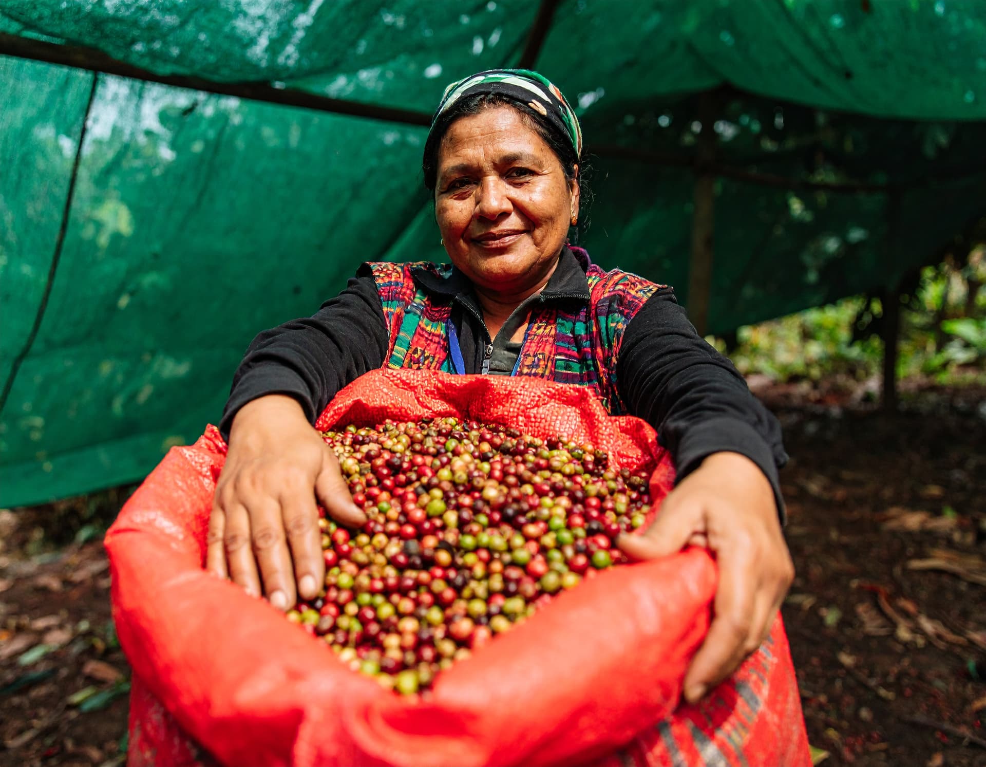 Fotografia de una señora productora de cafe, dejando claro la unidad y el compromiso con las productoras locales.